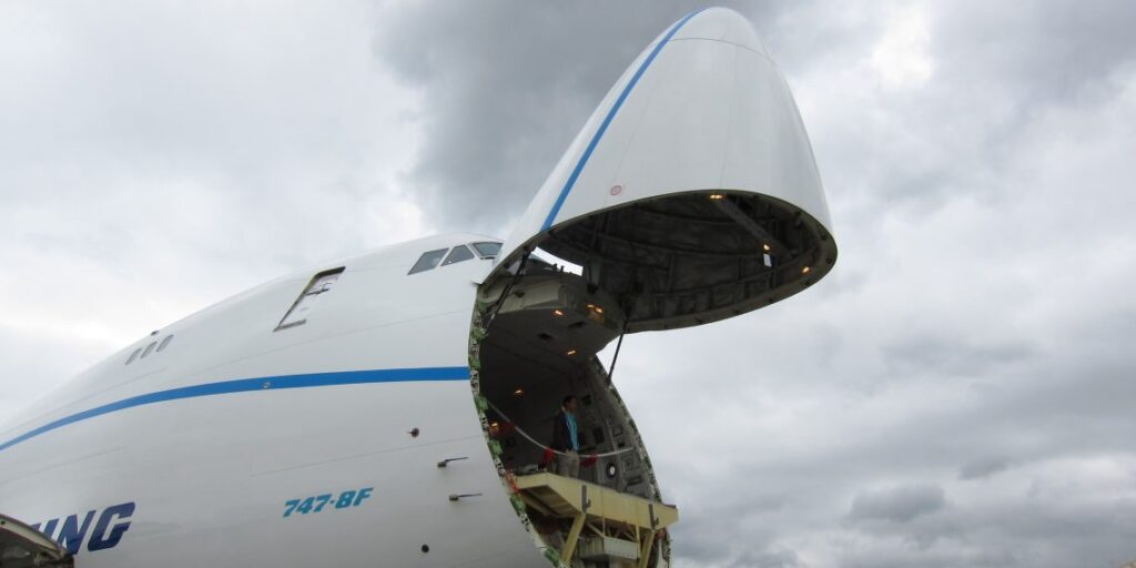 B747-F nose door loader photo 3
